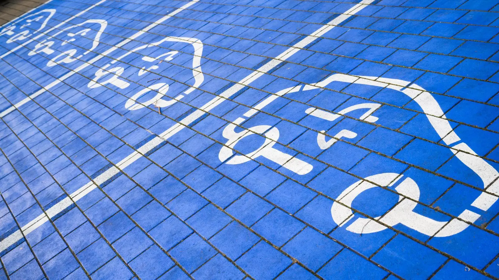 Mehr als jeder vierte Fahrer eines Autos mit Verbrennermotor in Deutschland will aufs E-Auto umsteigen. (Symbolbild) (Foto: Julian Stratenschulte/dpa)