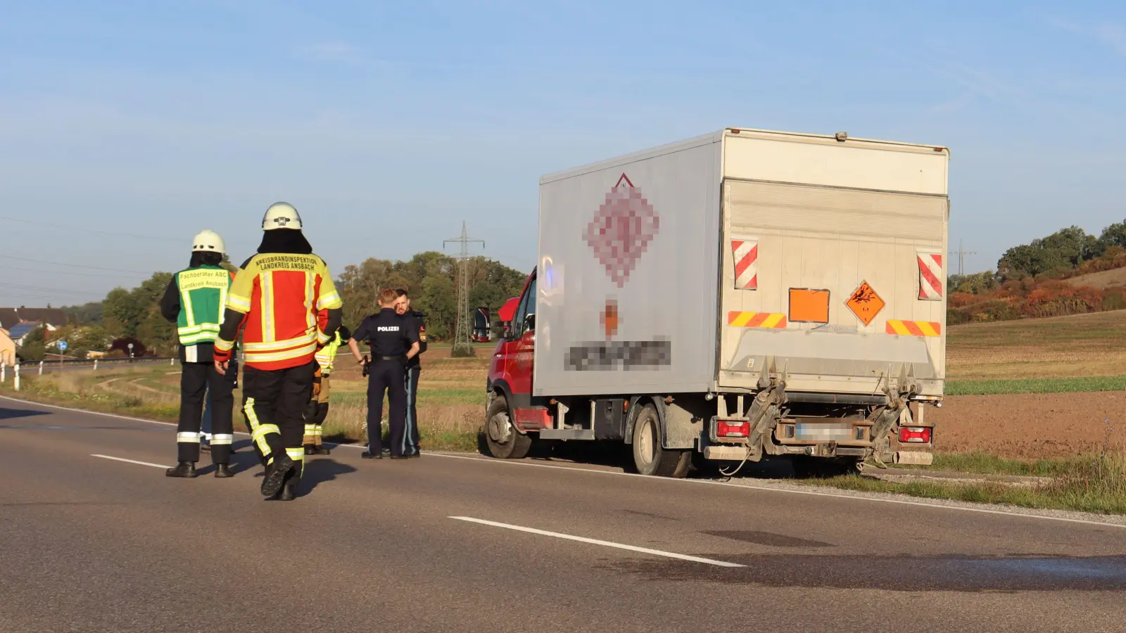Nach Angaben der Polizei hatte der Kleintransporter Gefahrgut geladen, darunter Sprengstoff und verschiedene Zünder. Aufgrund der besonderen Ladung wurden mehrere Feuerwehren alarmiert. (Foto: Antonia Müller)