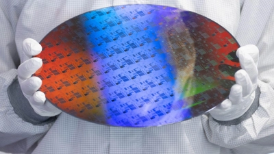 Bei der Chip-Herstellung werden Milliarden winzigster Schaltkreise übereinander geschichtet. (Symbolbild) (Foto: Sebastian Kahnert/dpa)