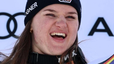 Emma Aicher jubelt über Platz zwei im zweiten Super-G von Soldeu. (Foto: Marco Trovati/AP/dpa)