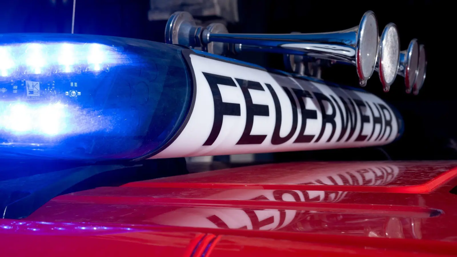 Die beiden Bewohner konnten sich selbst aus dem brennenden Haus retten. (Symbolbild) (Foto: Niklas Treppner/dpa)