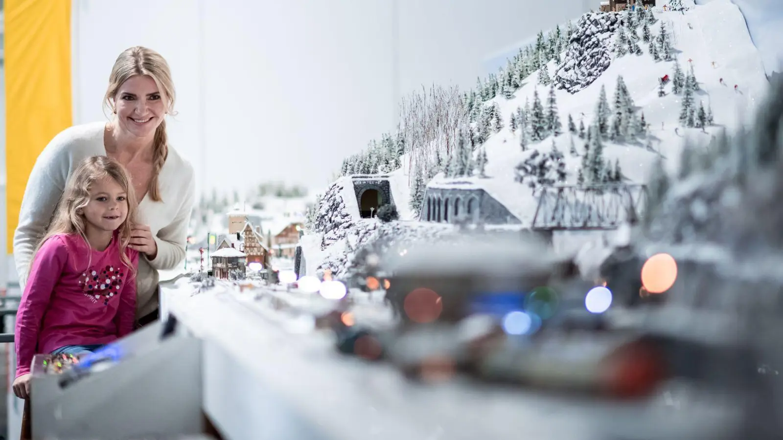 Winterzauber-Idylle: So eine puderzuckrige Modellbahnanlage weckt nostalgische Weihnachtsgefühle, klar - aber ist eine Modellbahn auch heute für Kinder sinnvoll?  (Foto: Fabian Strauch/dpa/dpa-tmn)