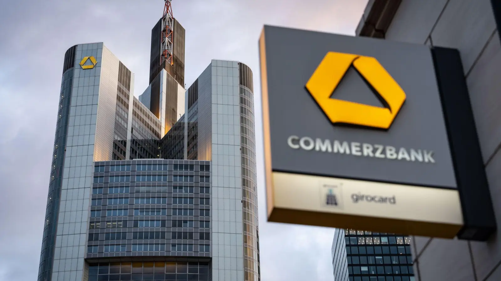 Die Commerzbank wehrt sich seit Monaten gegen Übernahmeambitionen der Unicredit. (Archivbild) (Foto: Frank Rumpenhorst/dpa)