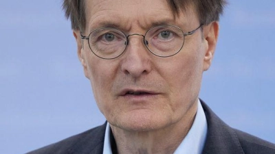 Der geschäftsführende Gesundheitsminister Lauterbach wurde am 1. Mai von Demonstranten angepöbelt.  (Foto: Jörg Carstensen/dpa)