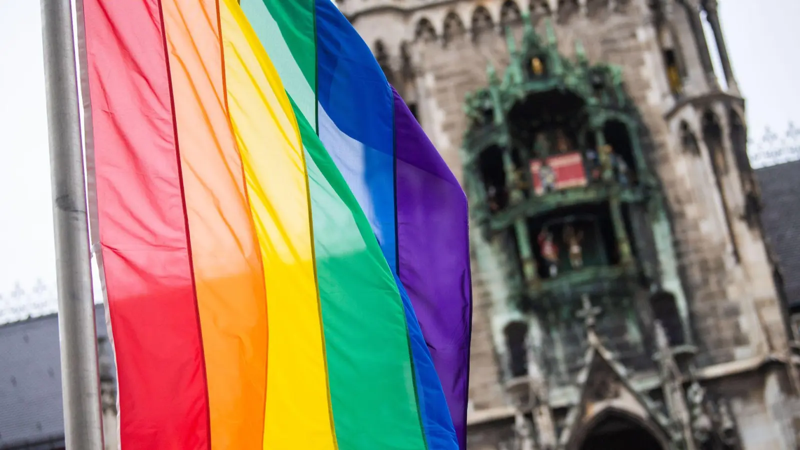 Als Zeichen der Solidarität wehen vor dem Münchner Rathaus Regenbogenflaggen. (Archivbild) (Foto: Lino Mirgeler/dpa)