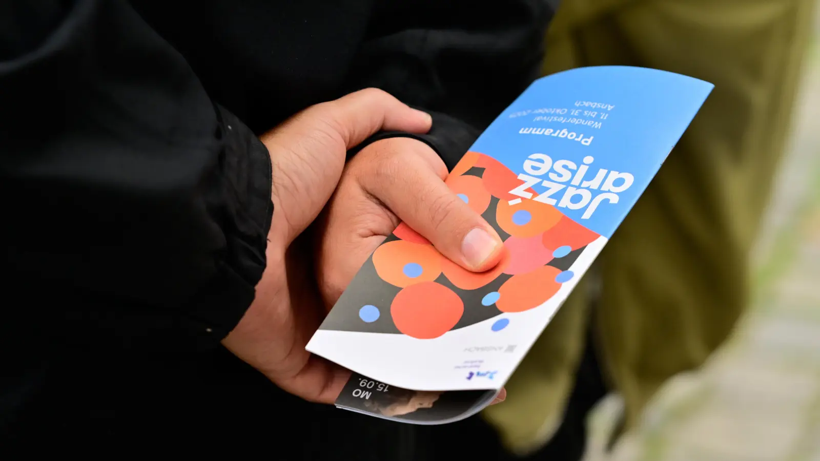 Am besten mit Programmheft unterwegs: das Jazzarise-Festival bot ein reichhaltiges Programm. (Foto: Jim Albright)