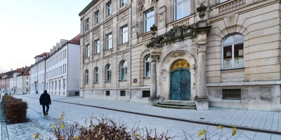 Im Landgericht Ansbach stehen zwei junge Männer wegen des Vorwurfs des versuchten Totschlags vor Gericht. (Foto: Jim Albright)