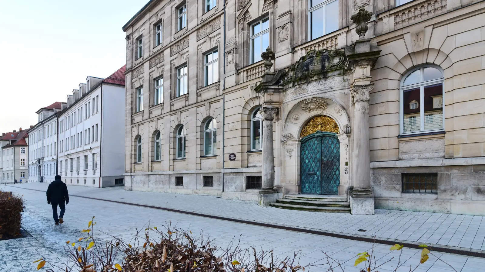 Im Landgericht Ansbach stehen zwei junge Männer wegen des Vorwurfs des versuchten Totschlags vor Gericht. (Foto: Jim Albright)