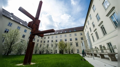 Ein Mitarbeiter wählte wegen einer stinkenden Flüssigkeit am Eingang des Ordinariat den Notruf. (Symbolbild) (Foto: picture alliance / dpa)