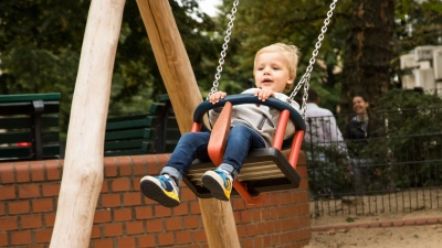 Schaukeln wie diese sind eigentlich für Kleinkinder gedacht. Eine 14-Jährige stieg nun in Neustadt in eine ähnliche. (Symbolbild: Christin Klose/dpa-tmn)