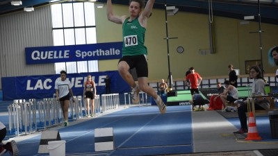 David Kleinschrodt vom TSV Ansbach holte nicht nur im Weitsprung, sondern auch im 60-m-Hürdensprint den Nordbayerischen Meistertitel der U18. (Foto: Jörg Behrendt)