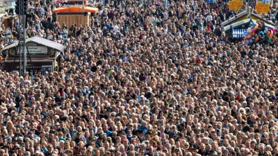 An die 500 000 Menschen drängen an besonders gut besuchten Wiesntagen auf dem Festgelände. (Foto: Peter Kneffel/dpa)