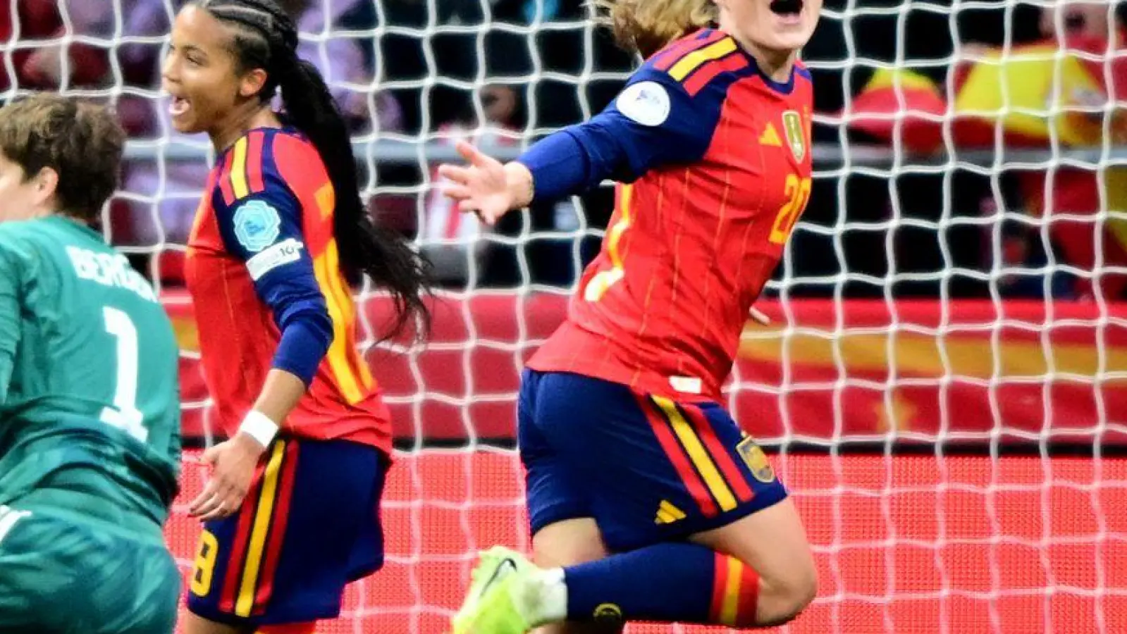 Klare Verhältnisse in Madrid: Doppeltorschützin Pina darf jubeln, Torhüterin Berger ist geschlagen. (Foto: Sebastian Christoph Gollnow/dpa)