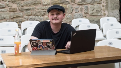 Laptop und Tablet gehören zu den wichtigsten Arbeitsmitteln von Regieassistent Leo Dörfler. (Foto: Corinna Müller)