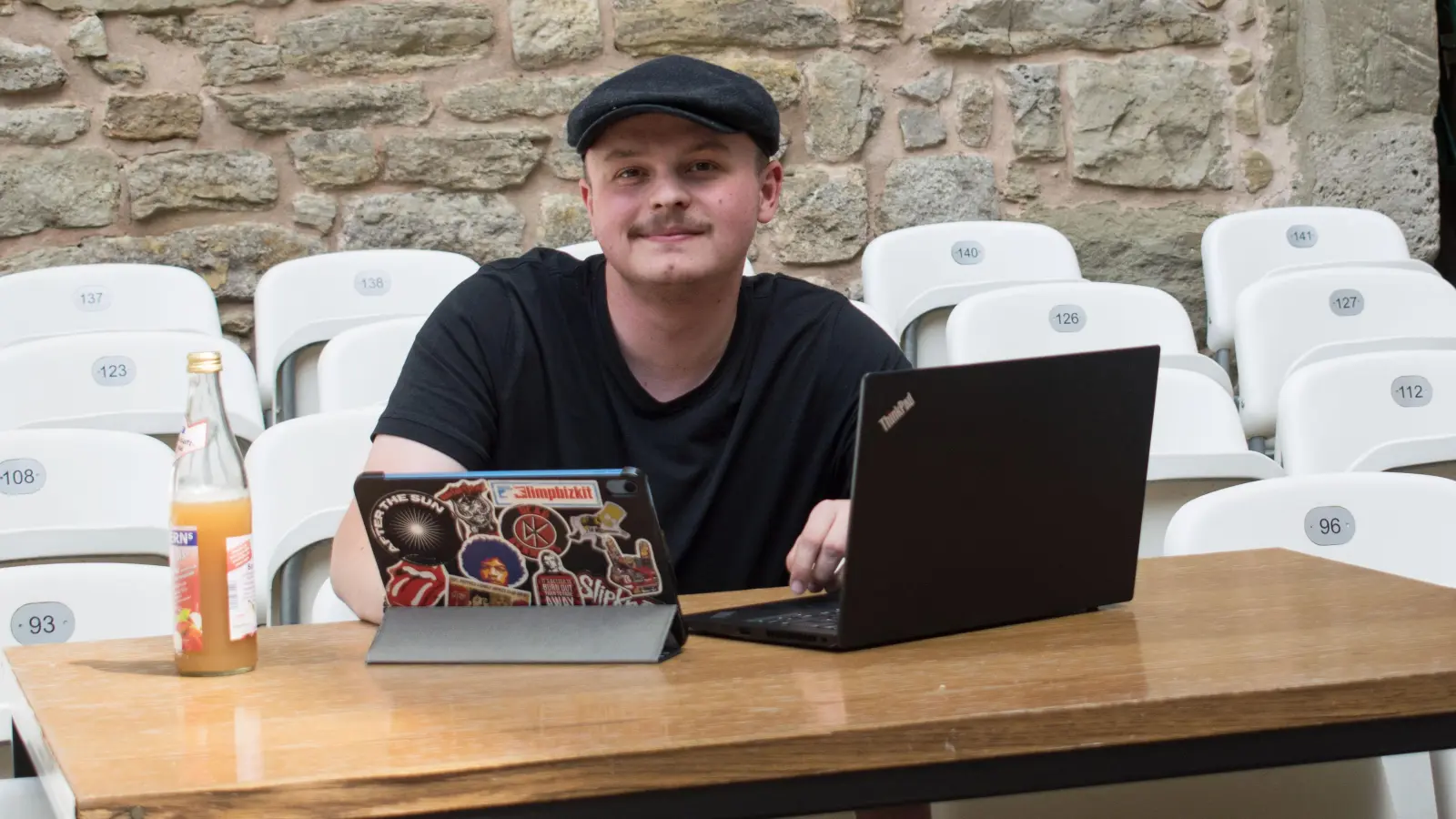 Laptop und Tablet gehören zu den wichtigsten Arbeitsmitteln von Regieassistent Leo Dörfler. (Foto: Corinna Müller)
