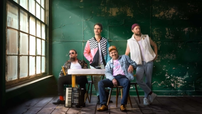 „Ohne Provinz, also ohne Dietenhofen, gäbe es uns wahrscheinlich nicht”: die Vier-Mann-Kapelle Gankino Circus, Maximilian Eder, Simon Schorndanner, Ralf Wieland und Johannes Sens (von links). (Foto: Gankino Circus/Gregor Wiebe)