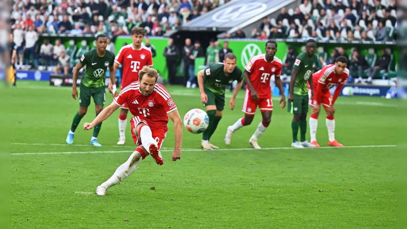Der erste Elfmeter-Fehlschuss seiner Bundesliga-Karriere: Harry Kane im Spiel gegen den VfL Wolfsburg. (Foto: Swen Pförtner/dpa)