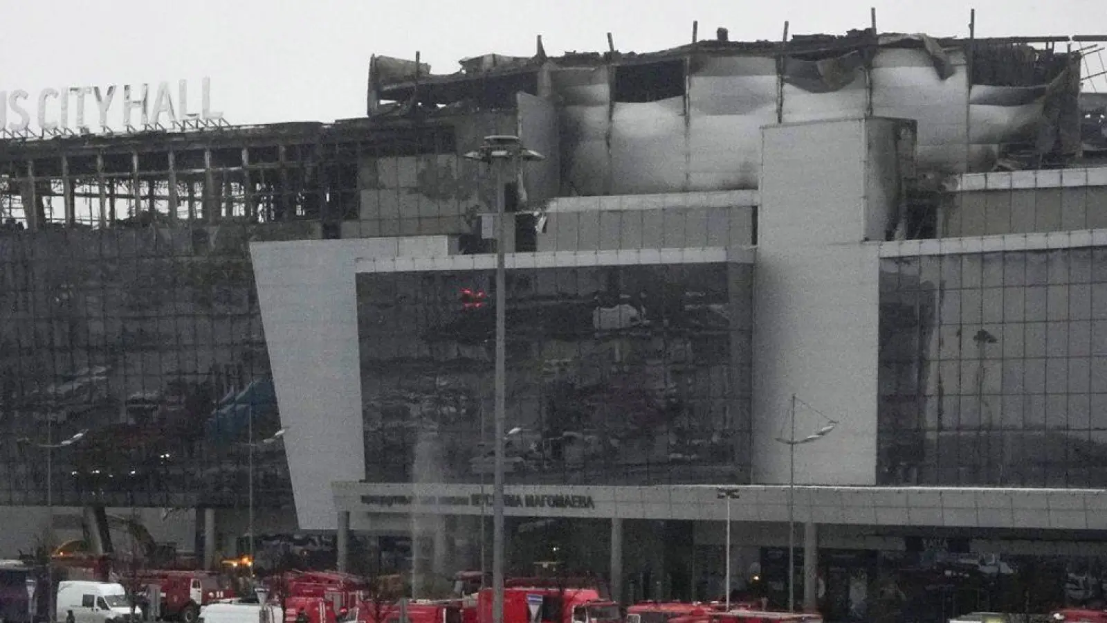 Das abgebrannte Veranstaltungszentrum Crocus City Hall nach einem Anschlag am westlichen Rand von Moskau. (Foto: Alexander Zemlianichenko/AP/dpa)