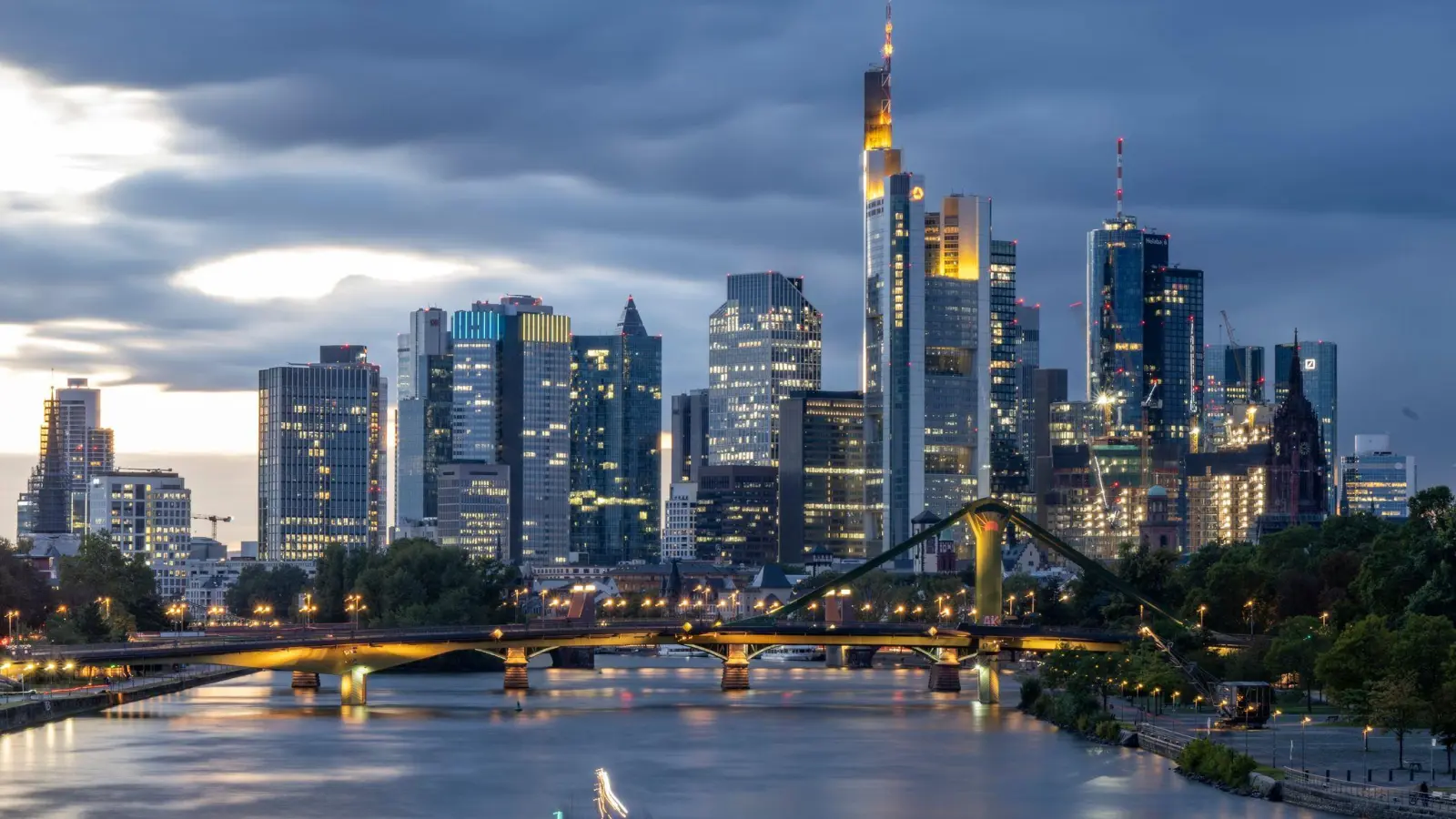 Frankfurter Skyline: Mehrere Banken habe große Mietverträge für neue Büros abgeschlossen. (Archivbild) (Foto: Boris Roessler/dpa)