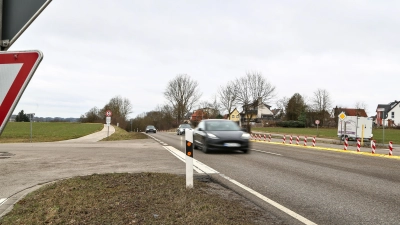 Vor fast zwei Jahren ist hier auf der B14 eine Fahrradfahrerin tödlich verunglückt. Seitdem versuchen die Verantwortlichen, eine Lösung für mehr Sicherheit zu finden. Jetzt kommt eine Ampelanlage. (Foto: Tizian Gerbing)