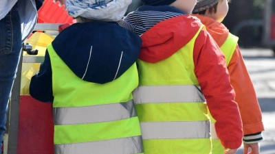 Ein Betreuerin läuft mit mehreren Kleinkindern über einen Bürgersteig. Das dieses Jahr endende Programm zum Kita-Ausbau stammt noch von der Vorgängerregierung. (Foto: Peter Kneffel/Deutsche Presse-Agentur GmbH/dpa)