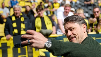 Borussia Dortmund belohnt Fans künftig mit Punkten, wenn sie ihr Handy im Stadion möglichst selten benutzen. (Archivbild)  (Foto: Bernd Thissen/dpa)