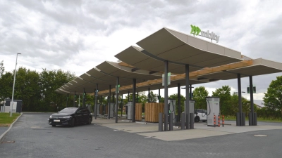 Am Autohof an der Autobahnanschlussstelle Feuchtwangen-West ist jetzt ein neuer E-Ladepark in Betrieb. Nach aussage von Unternehmensvertreter Phil Binz handelt es sich bei der Anlage auf Schnelldorfer Gemeindegebiet um ein Pilotprojekt des E-Mobilitätsdienstleisters „mblty“. (Foto: Peter Tippl)