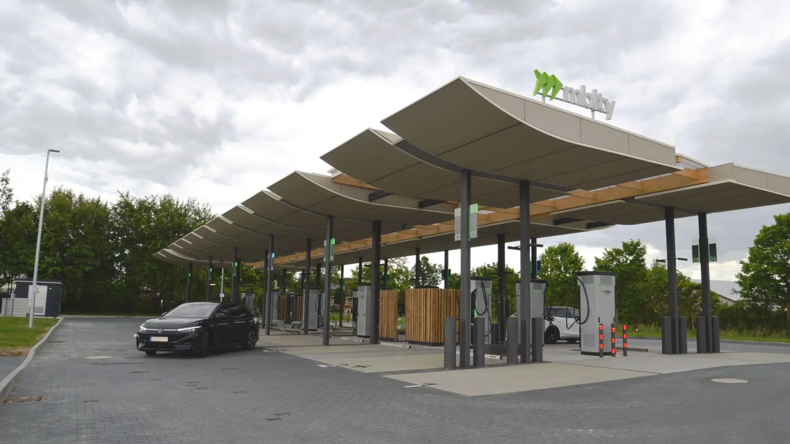 Am Autohof an der Autobahnanschlussstelle Feuchtwangen-West ist jetzt ein neuer E-Ladepark in Betrieb. Nach aussage von Unternehmensvertreter Phil Binz handelt es sich bei der Anlage auf Schnelldorfer Gemeindegebiet um ein Pilotprojekt des E-Mobilitätsdienstleisters „mblty“. (Foto: Peter Tippl)