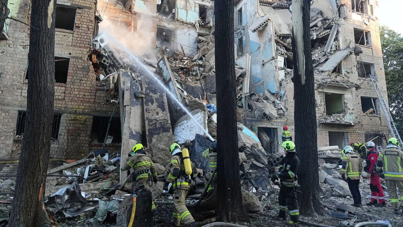 Bei nächtlichen Angriffen auf Kiew und Umgebung wurden nach offiziellen Angaben mindestens sechs Menschen getötet.  (Foto: Efrem Lukatsky/AP/dpa)