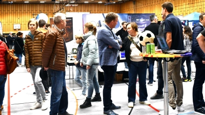 Die Ausbildungsplatzbörse bietet Raum für viele Fragen. Vertreterinnen und Vertreter aus den verschiedensten Unternehmen und Institutionen freuen sich auf zahlreiche Besucher und stellen ein breites Spektrum an Ausbildungsberufen vor. Sie haben die Chance, Infos einzuholen und sich von Ausbildungsleiterinnen und Ausbildungsleitern beraten zu lassen.  (Foto: Gudrun Schwarz-Köhler)