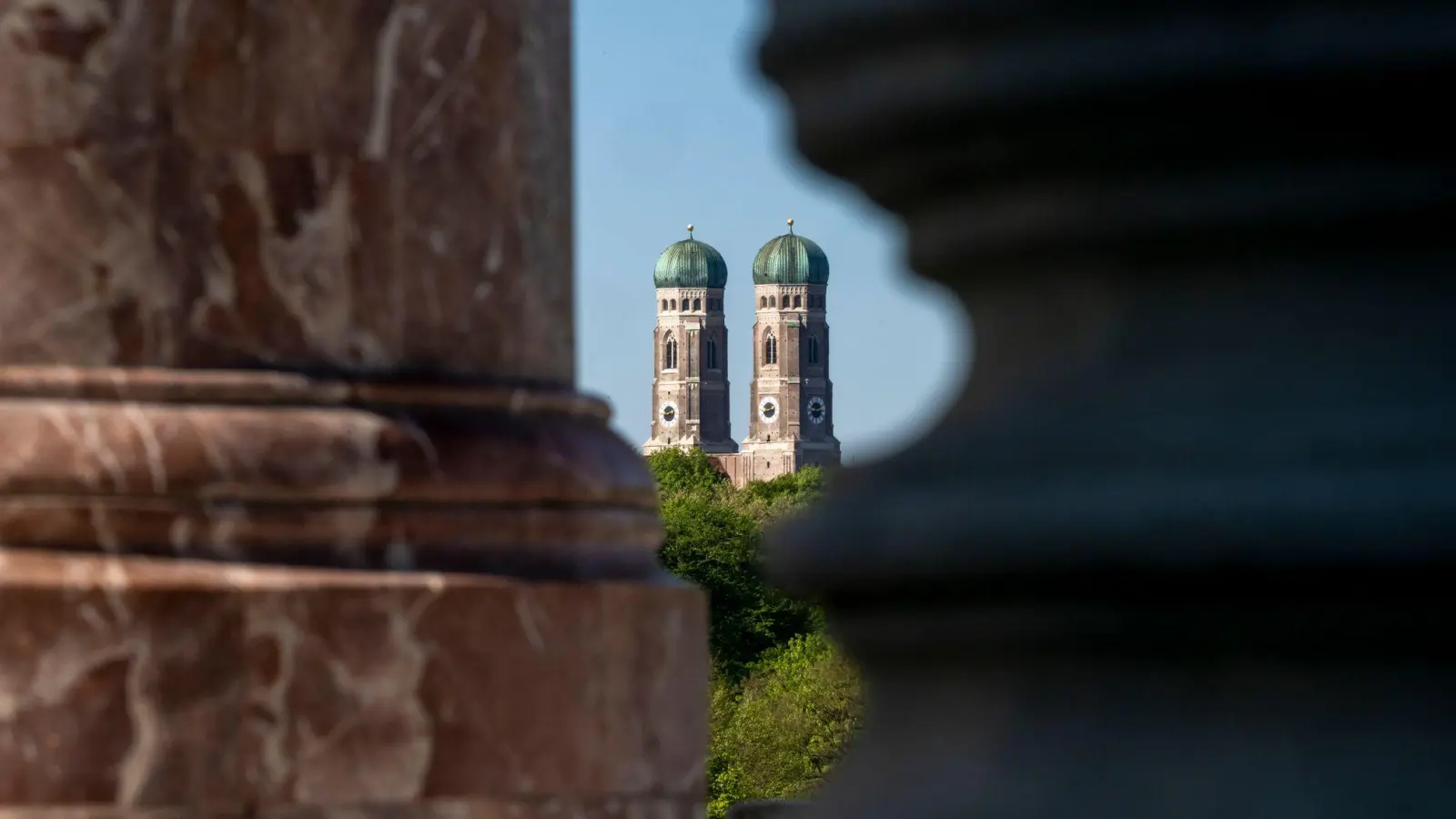 Sonnig wird es am Maifeiertag nicht nur in der Landeshauptstadt, sondern in ganz Bayern.   (Foto: Peter Kneffel/dpa)
