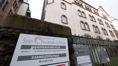 Die Schule liegt am Rande des Frankfurter Bahnhofsviertels.  (Foto: Boris Roessler/dpa)