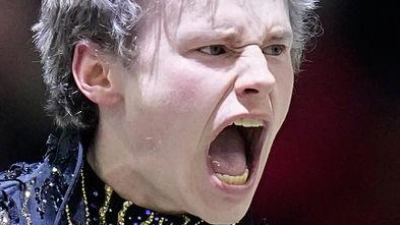 Eiskunstlauf-Superstar Ilia Malinin schrie seine Freude nach einer tollen Kür heraus. (Foto: Petr David Josek/AP/dpa)