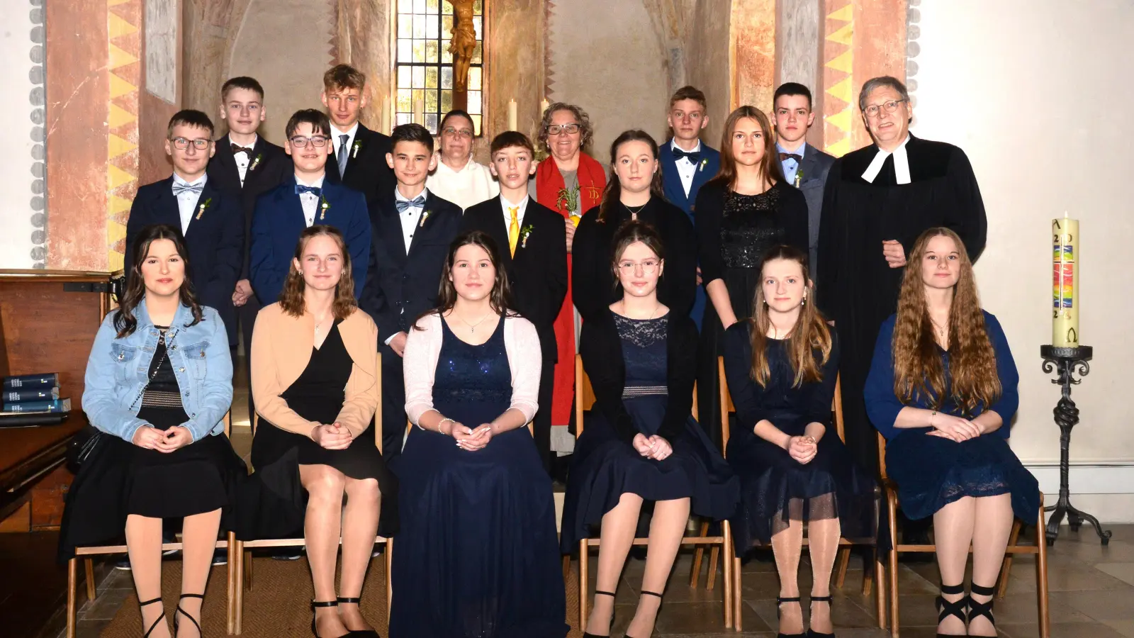 In Mönchsroth hatten sich 16 junge Menschen mit Pfarrer Gunther Reese, Diakonin Heike Ammer-Klein und Diakonin Tanja Strauß auf ihre Konfirmation vorbereitet.  (Foto: Karl Eißner)